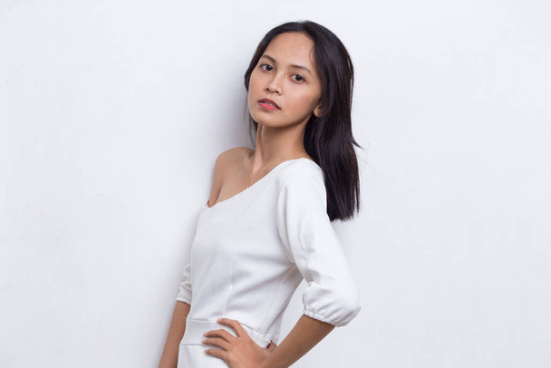 portré gyönyörű fiatal ázsiai nő tiszta és friss haj elszigetelt fehér háttér - Fotó, kép
