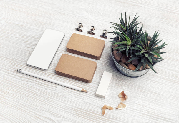 Marca papelería maqueta sobre fondo de mesa de madera clara. Objetos en blanco para colocar su diseño. - Foto, imagen