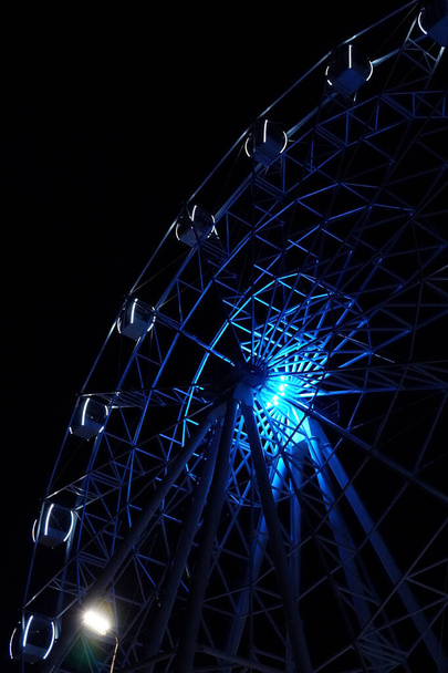 Rueda de la fortuna en la noche con iluminación azul - Foto, imagen