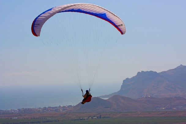 siklóernyős repülés, a Krím-félszigeten - Fotó, kép