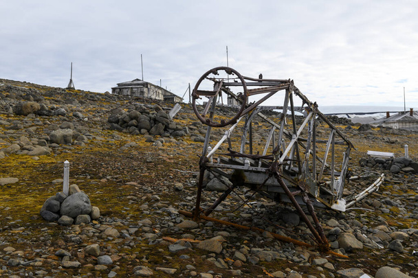 Base rusa de investigación y expedición polar en la bahía de Tikhaya (Tikhaya Bukhta) en el archipiélago de la Tierra Franz Josef. Edificios de madera en el Ártico. - Foto, Imagen
