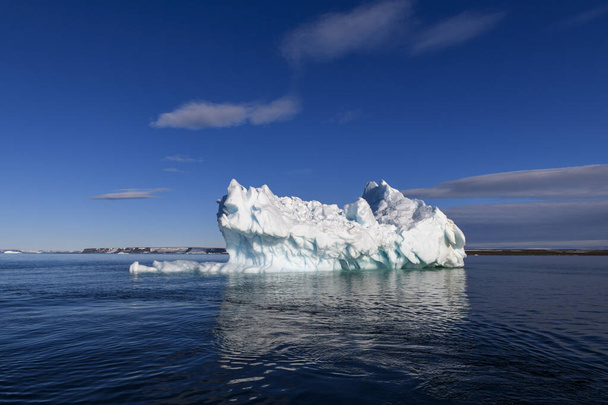 Gyönyörű jéghegy az Északi-sarkvidéken a napsütéses napokon. Nagy jégdarab a tengerben, közelről.. - Fotó, kép