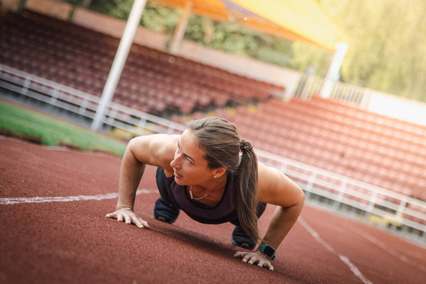 Nuori urheilullinen nainen venyy ja valmistautuu juoksemaan. vahva urheilu nainen - Valokuva, kuva