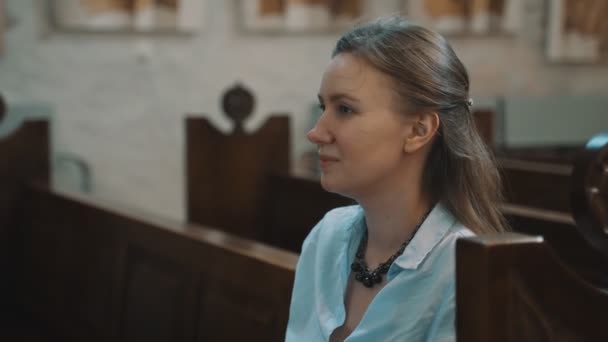 Kadın kilisede Hıristiyan ayinine katılıyor.. - Video, Çekim