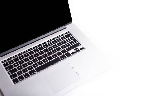 крупним планом ноутбук, ізольований на білому тлі
  - Фото, зображення