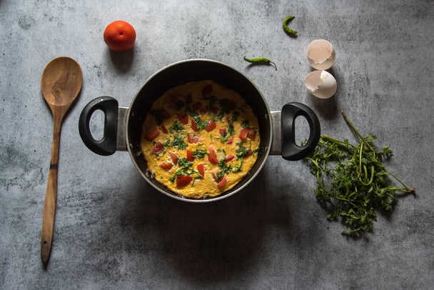 Draufsicht auf frisch zubereitetes Omelett in der Pfanne. Selektiver Fokus. - Foto, Bild