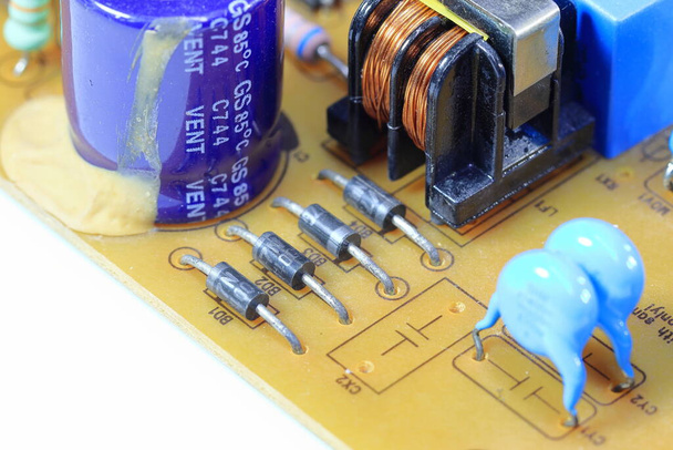 電子回路基板上のダイオード。アナログ回路基板システム。修理、メンテナンス技術機器のコンセプト、電子部品でプリント基板、電子回路基板を閉じる - 写真・画像