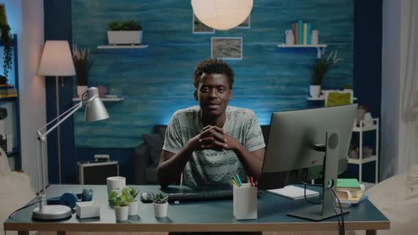Portrait d'adulte noir assis au bureau avec ordinateur - Séquence, vidéo