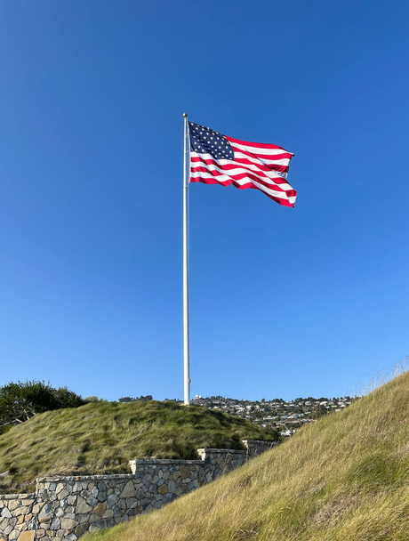 drapeau national de l'Amérique flottant dans le vent dans le ciel bleu - Photo, image