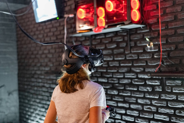 A menina joga no capacete VR no clube de informática. - Foto, Imagem