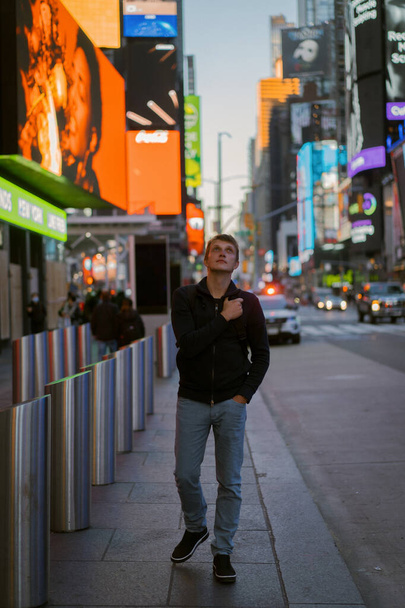 Нью-Йорк Манхэттен Таймс Сквер, молодой человек турист. - Фото, изображение