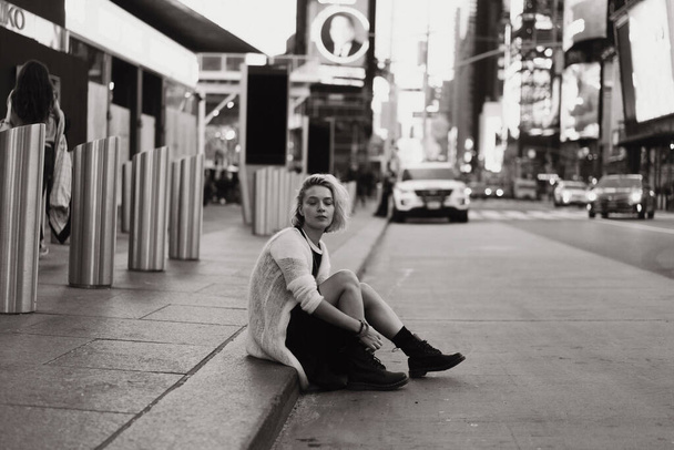 Nueva York Manhattan Times Square, joven hermosa turista. - Foto, imagen