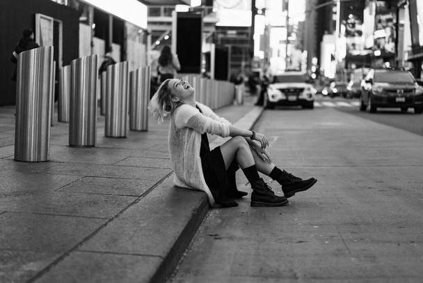 New York Manhattan Times Square, young beautiful woman tourist. - Foto, immagini