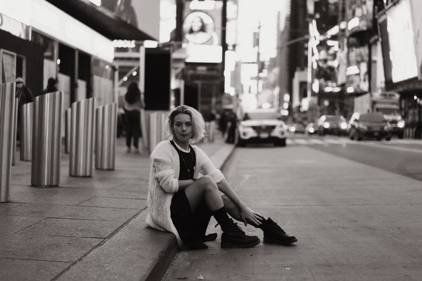 New York Manhattan Times Square, young beautiful woman tourist. - Fotó, kép