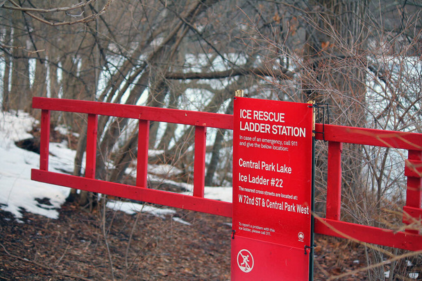 Сходи станції рятування льоду в Центральному парку в Нью - Йорку. - Фото, зображення
