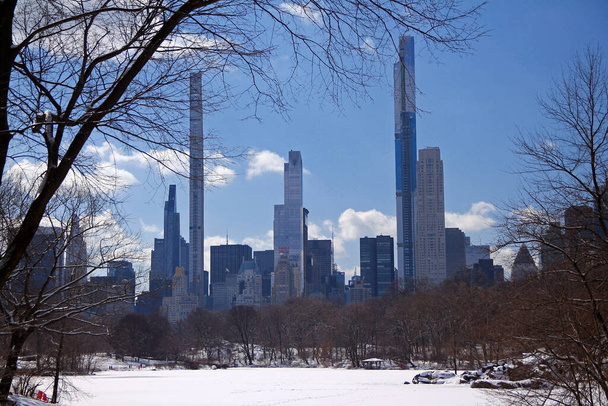 A New York-i Central Park havas tava mögötti milliárdos sor felhőkarcolói - Fotó, kép