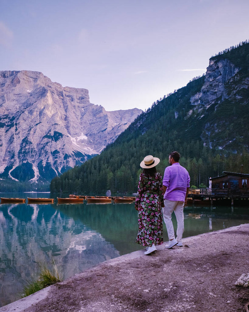Bela paisagem de Braies Lago di Braies lugar romântico com ponte de madeira e barcos no lago alpino, Alpes Montanhas, Dolomitas, Itália, Europa - Foto, Imagem
