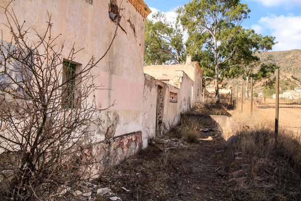 Restes de bâtiments abandonnés des mines d'or du village de Rodalquilar dans la province d'Almeria, communauté andalouse, Espagne. - Photo, image