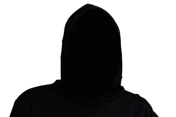 Fato mortal isolado no fundo branco. Um manto preto impessoal com um capuz, um símbolo de morte ou monge. Conceito de Halloween. Foco seletivo - Foto, Imagem