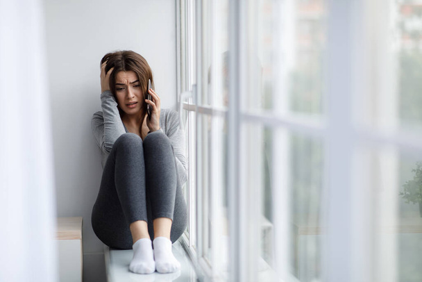 Itku järkyttynyt huolestunut valkoihoinen nuori nainen kärsii masennuksesta ja viestintäongelmia, puhuu puhelimitse - Valokuva, kuva