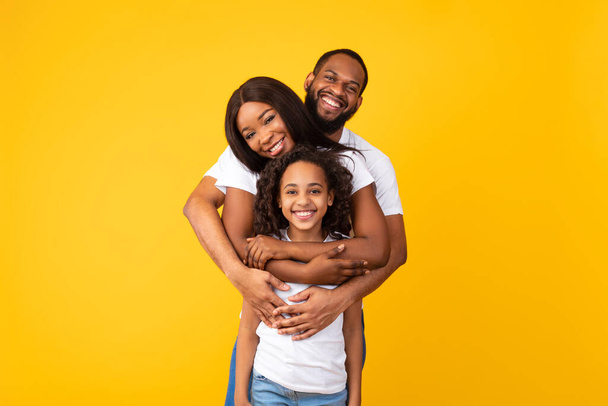 Africký Američan pózuje s manželkou a usmívající se dcerou - Fotografie, Obrázek