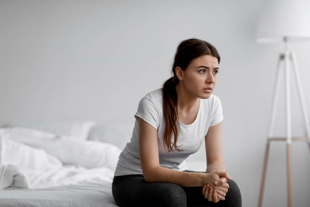 Σοκαρισμένος λυπημένος Ευρωπαίος νεαρή γυναίκα που πάσχουν από ψυχικά προβλήματα, άγχος και μοναξιά, αίσθημα κατάθλιψης - Φωτογραφία, εικόνα
