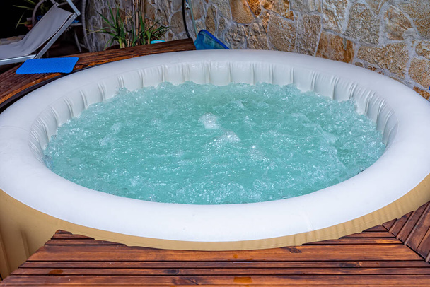 Whirlpool in einem Luxus-Resort auf See.  - Foto, Bild