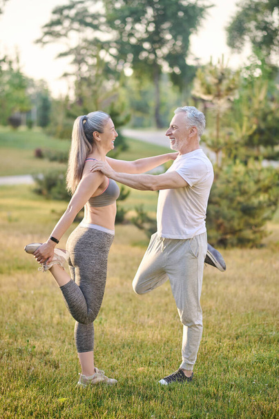 A mid aged couple stretching before the morning workout - Φωτογραφία, εικόνα