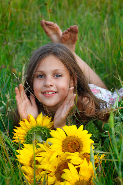 piccola ragazza felice con giallo su verde un prato, emozioni, stile di vita
 - Foto, immagini