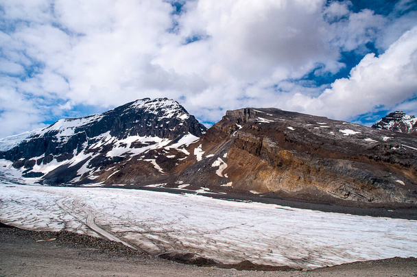 Athabasca Glacier in the Columbia Icefield near Jasper in Western Canada.The Athabasca Glacier is one of the six principal 'toes' of the Columbia Icefield, located in the Canadian Rockies - Zdjęcie, obraz