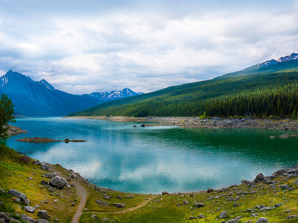 Medicine Lake βρίσκεται εντός Jasper Εθνικό Πάρκο, Αλμπέρτα, Καναδά.Medicine Lake διαθέτει επίσης έναν υγιή πληθυσμό των ιριδίζουσα πέστροφα και πέστροφα ρυάκι  - Φωτογραφία, εικόνα