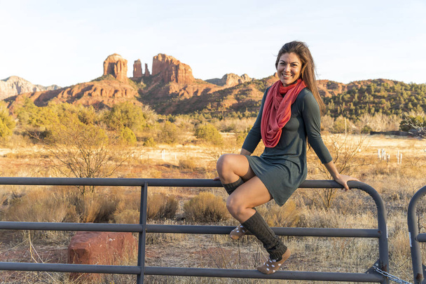 Una bella modella ispanica si gode il deserto dell'Arizona in una giornata invernale - Foto, immagini