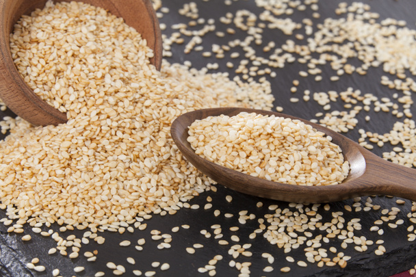 Essbare Samen aus biologischem Sesam - Sesamindikum - Foto, Bild