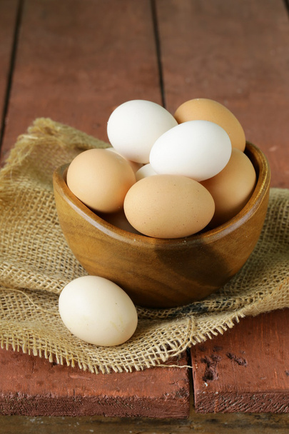 natuurlijke biologische eieren in een houten kom - Foto, afbeelding