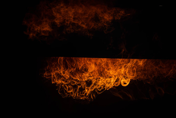 Пламя с искрами, огонь пламя горящие красные горячие искры реалистичный абстрактный фон, огонь пламя. - Фото, изображение