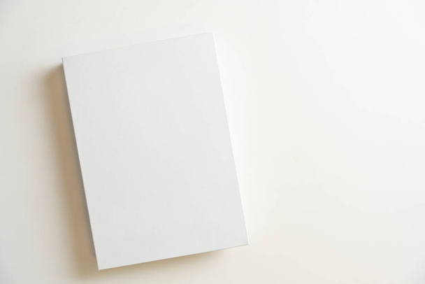 Valkoinen tyhjä kirjan kansi montaasi tekstiä tai tuotetta valkoisella taustalla. Yläkuva - Valokuva, kuva