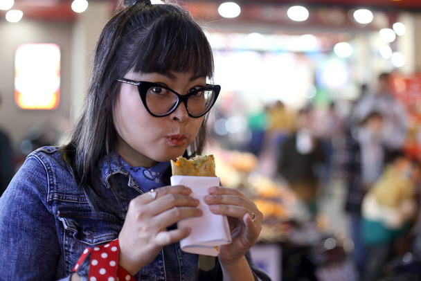 La mujer asiática comiendo comida vienesa. - Foto, Imagen