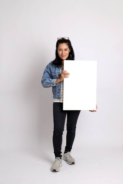 The middle aged Asian woman on the white background. - Valokuva, kuva