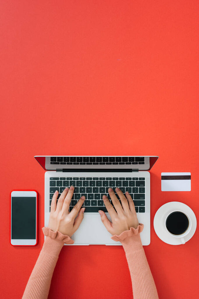 Mujer escribiendo en el teclado de la computadora enfoque selectivo en la mano, se puede utilizar para el comercio electrónico, negocio, tecnología y concepto de Internet
 - Foto, Imagen