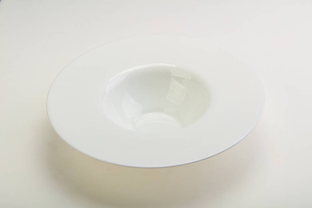 Assiette blanche pour servir isolée - Photo, image