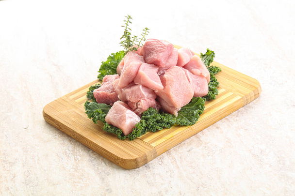 Raaka sianliha kuutioiksi keittämiseen yli laidan - Valokuva, kuva