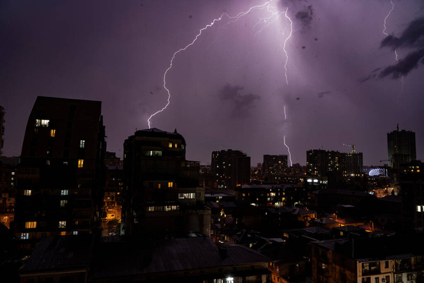 hevige onweersbui over de stad - Foto, afbeelding