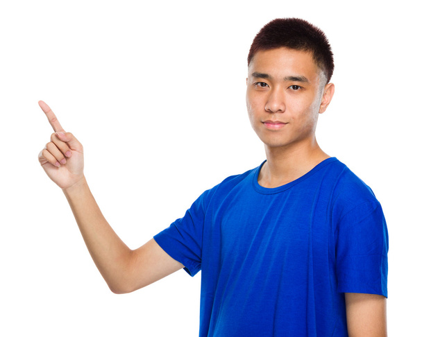 Asyalı genç adam parmakla işaret - Fotoğraf, Görsel