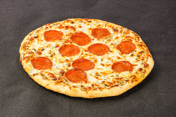Olasz hagyományos konyha Pizza pepperoni kolbásszal és sajttal - Fotó, kép