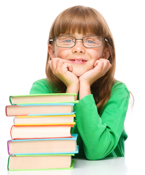 маленькая девочка с грудой книг
 - Фото, изображение