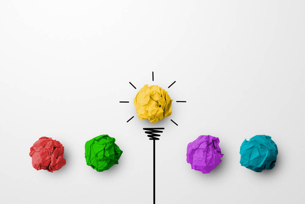 Konsepti luova idea ja innovaatio. Paperiromu pallo keltainen väri erinomainen eri ryhmä hehkulamppu symboli - Valokuva, kuva