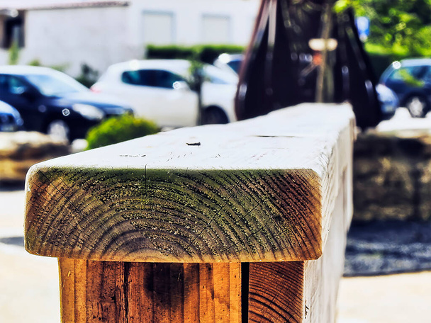 Ένα ξύλινο κιγκλίδωμα στο πάρκο σε πρώτο πλάνο - Φωτογραφία, εικόνα