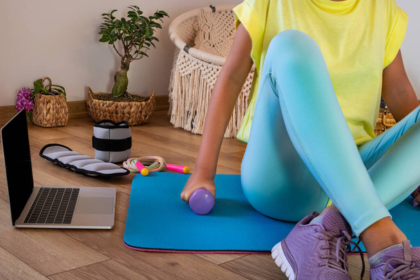 Clase de fitness online en casa. Mujer haciendo ejercicio en casa. - Foto, imagen