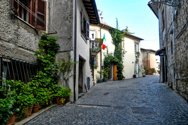 Узкая улица в Ангильяра Сабазия, средневековый город с видом на озеро в провинции Рим. - Фото, изображение
