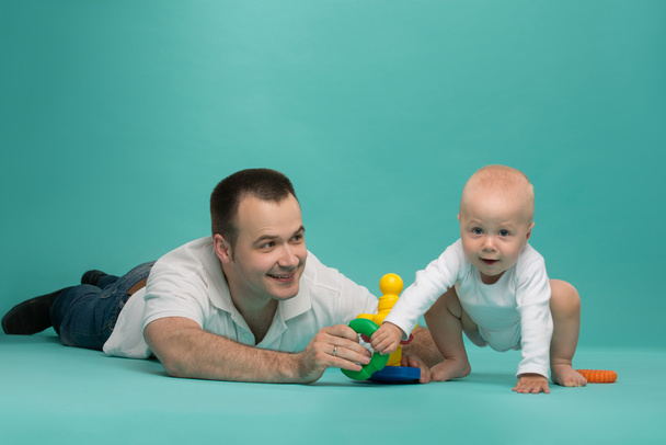 息子と遊ぶ父親 - 写真・画像